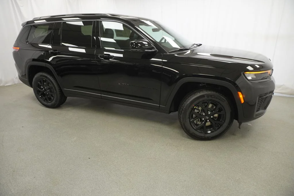 New 2026 Diamond Black Crystal Pearl-Coat Exterior Paint Jeep Altitude image 9