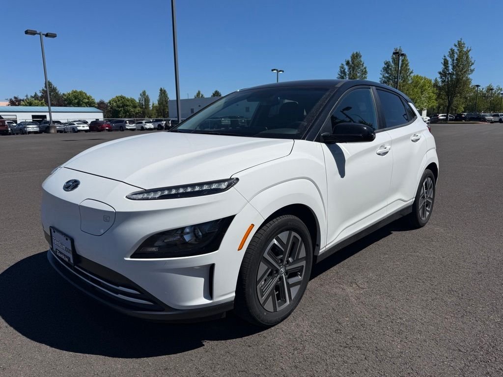 Used 2023 Lunar White w/Black Roof Hyundai SE image 3