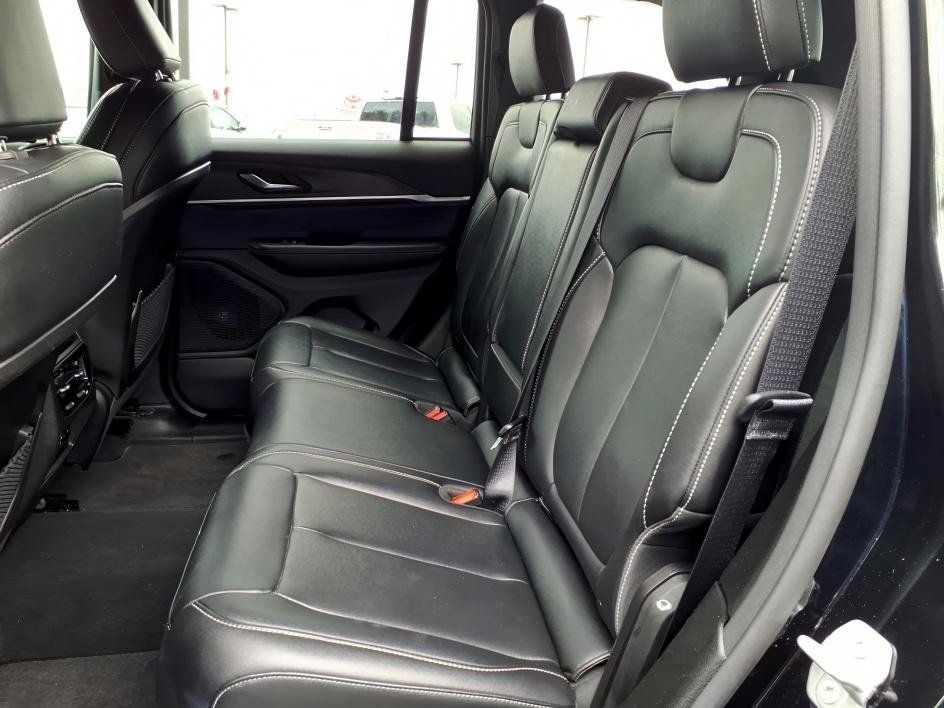 Used 2025 Diamond Black Crystal Pearlcoat Jeep Limited image 16