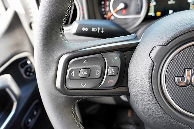 New 2026 Bright White Clear-Coat Exterior Paint Jeep Rubicon image 41