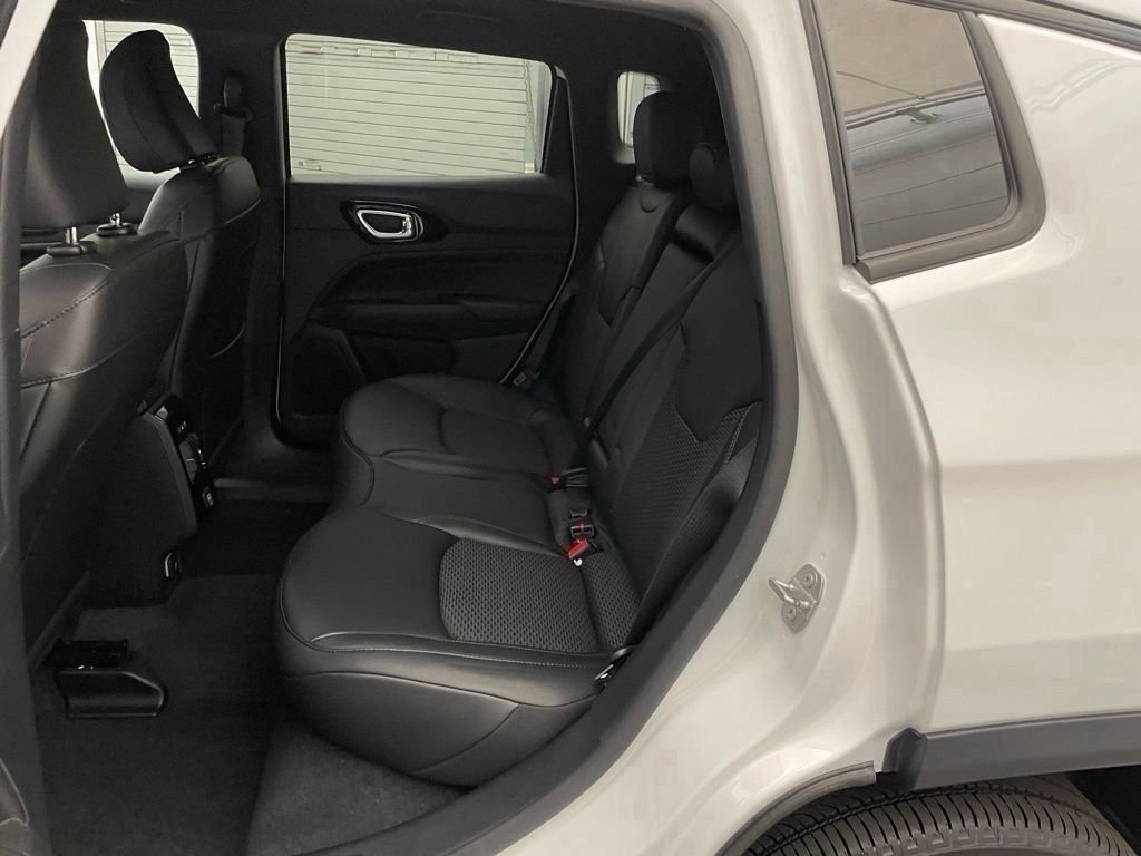 New 2026 Bright White Clear-Coat Exterior Paint Jeep Latitude image 16