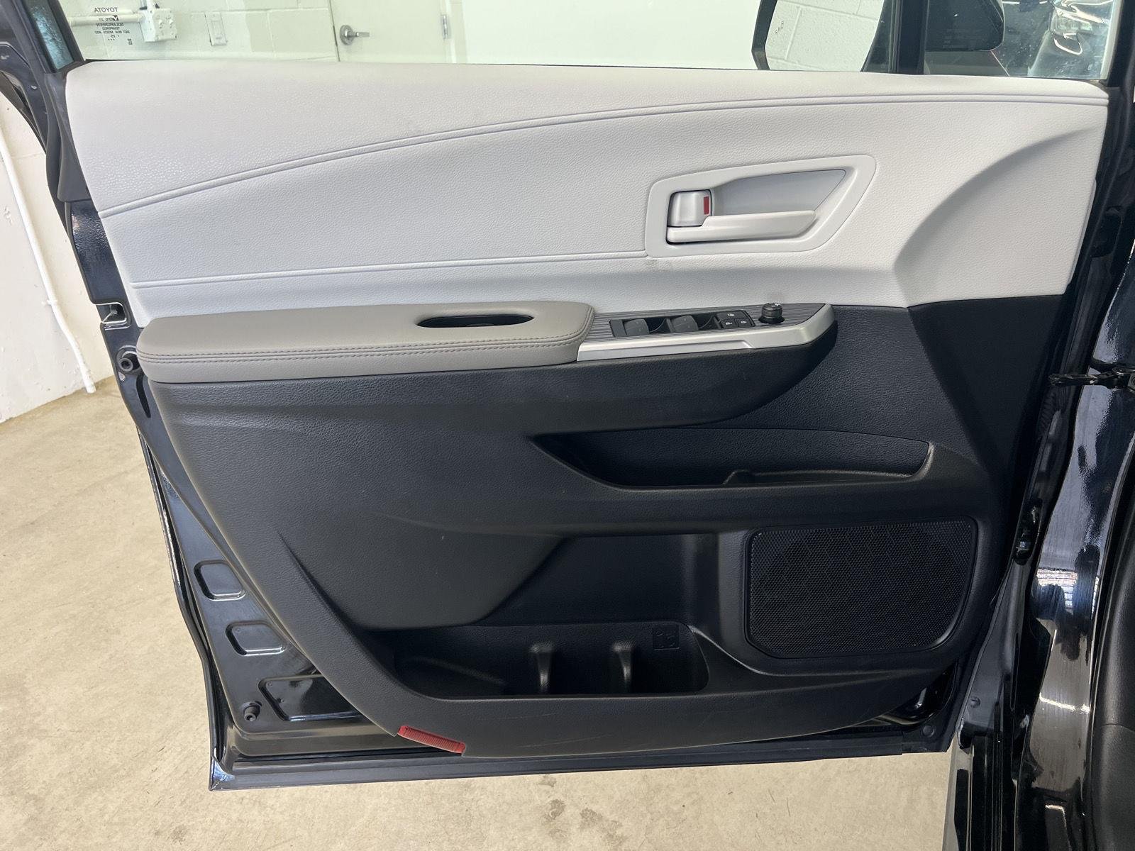 2025 Toyota Sienna LE - Photo 11