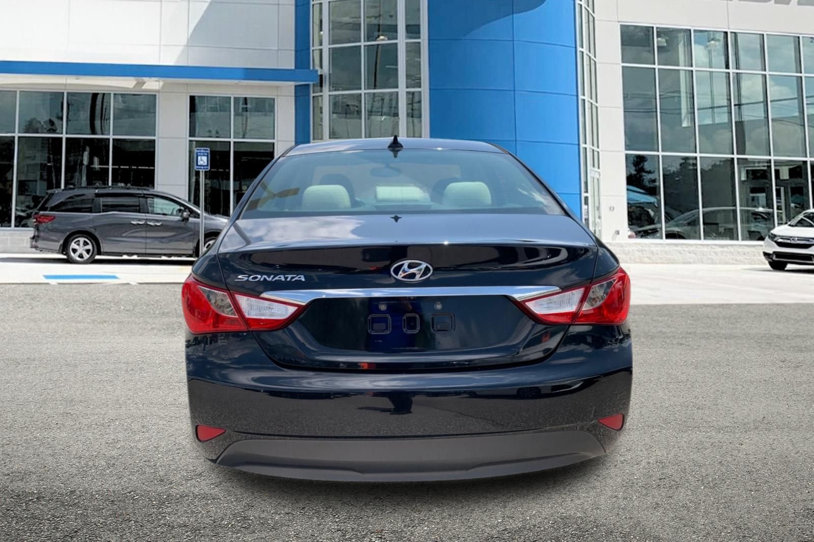 Used 2014 Black Hyundai GLS image 4
