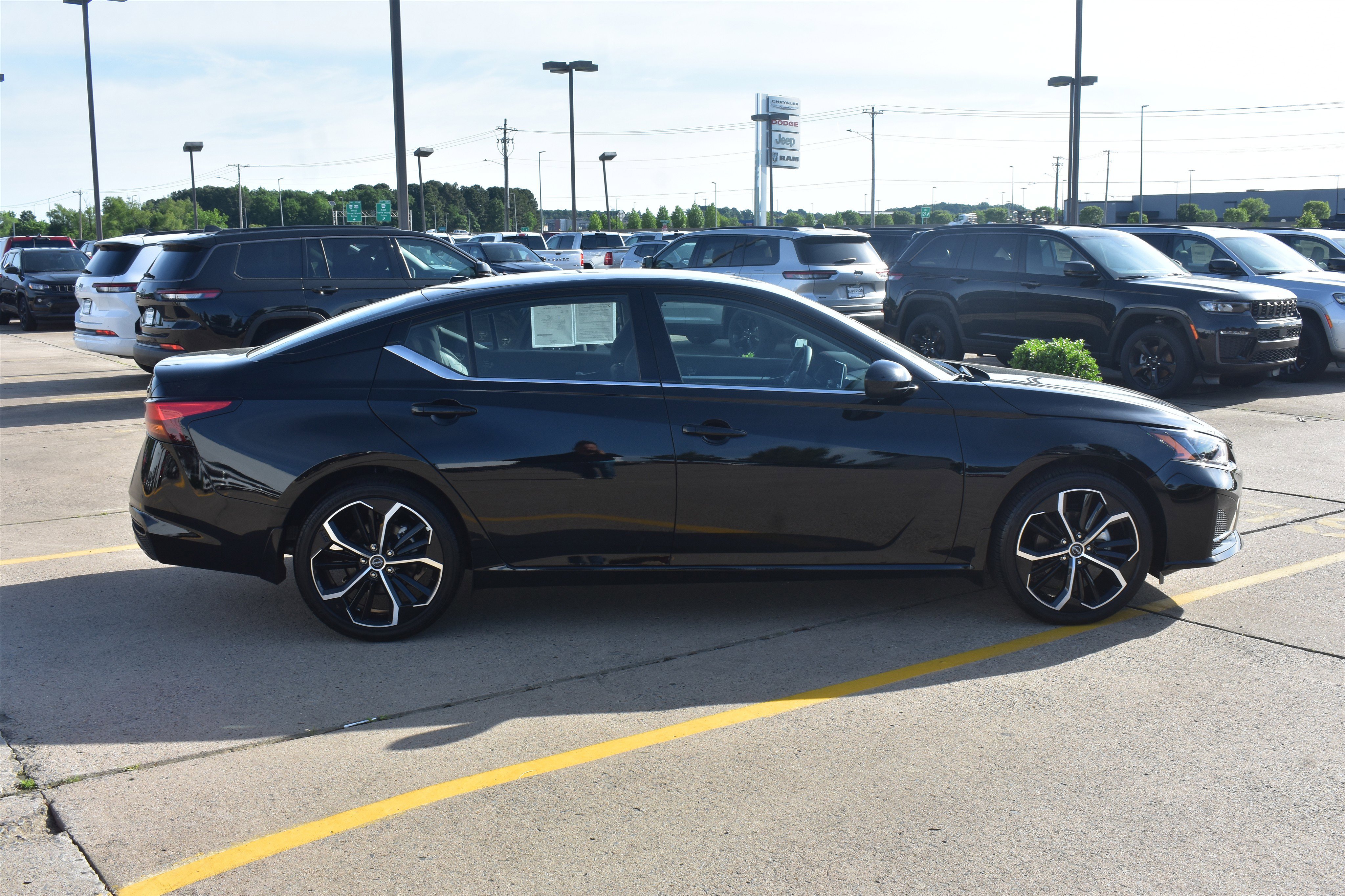 Used 2025 Super Black Nissan SR image 4