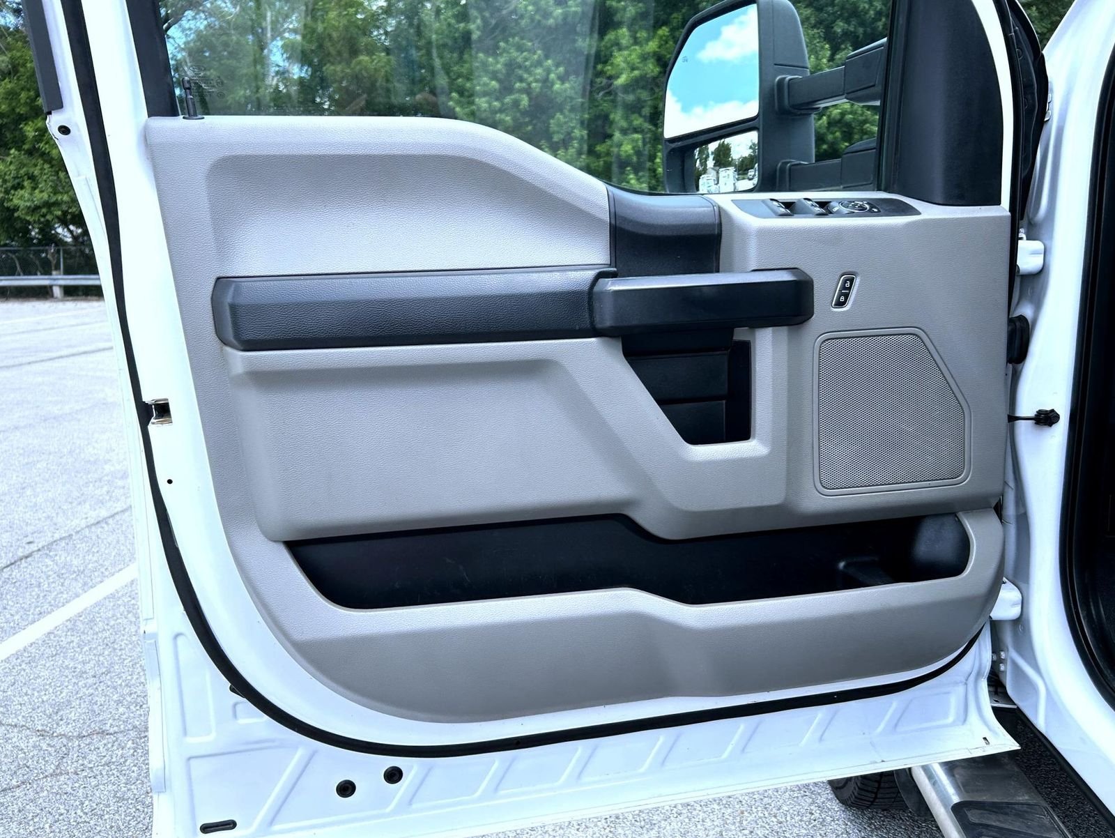 Used 2019 White Ford XL image 9