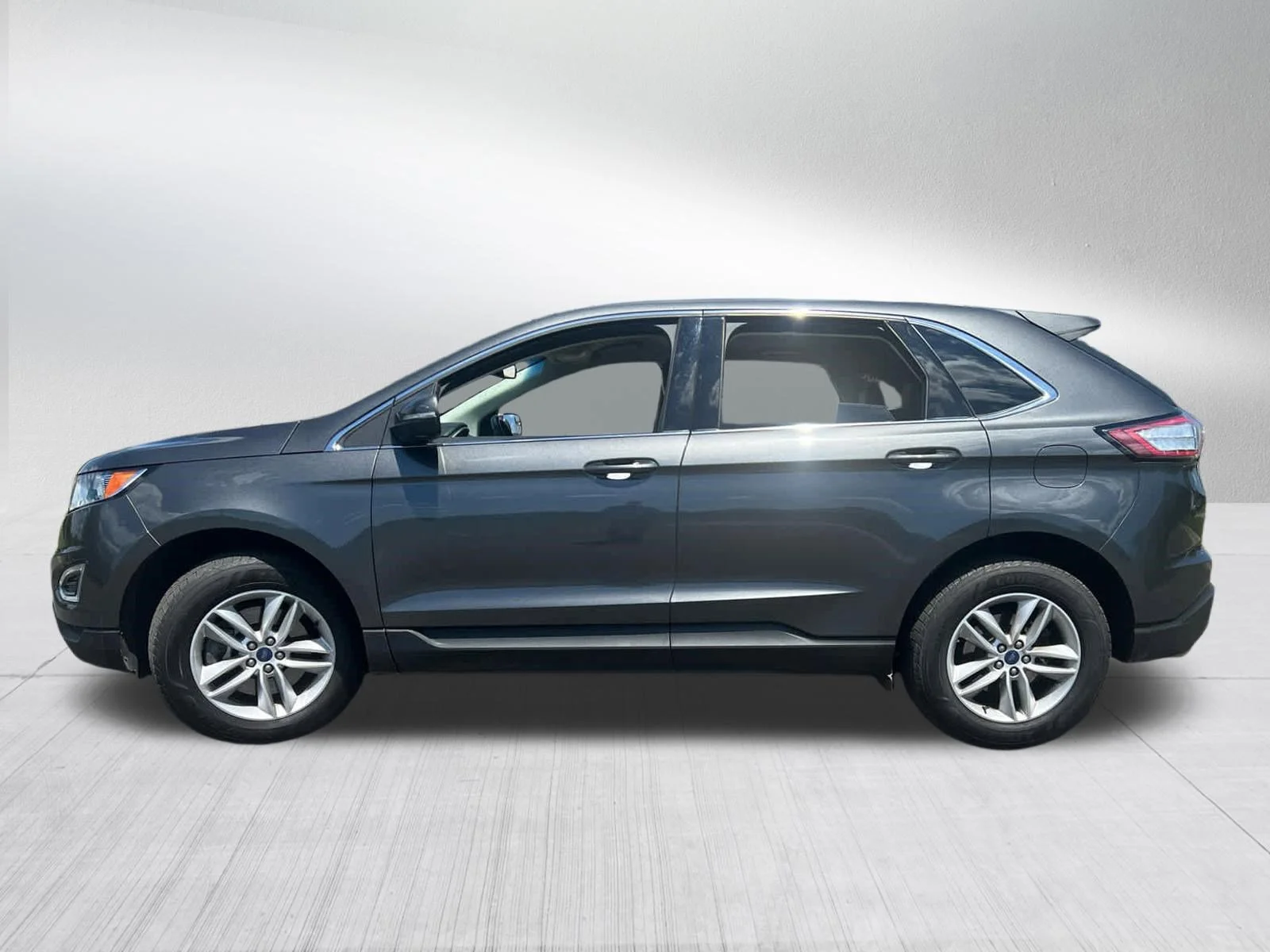 Used 2015 Magnetic Metallic Ford SEL image 4