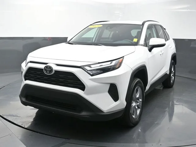 Used 2025 White Toyota XLE image 3