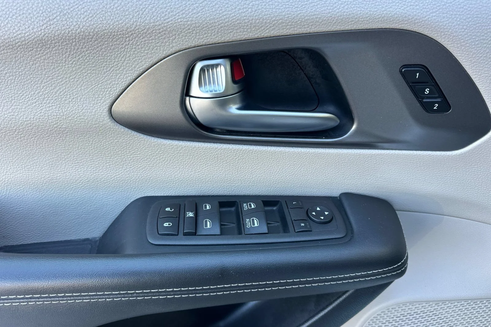 Used 2023 Silver Chrysler Touring L image 11
