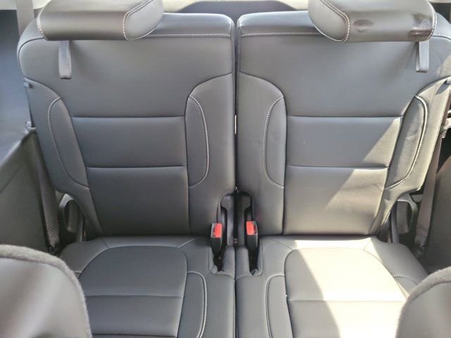 2023 GMC Acadia SLT - Photo 13
