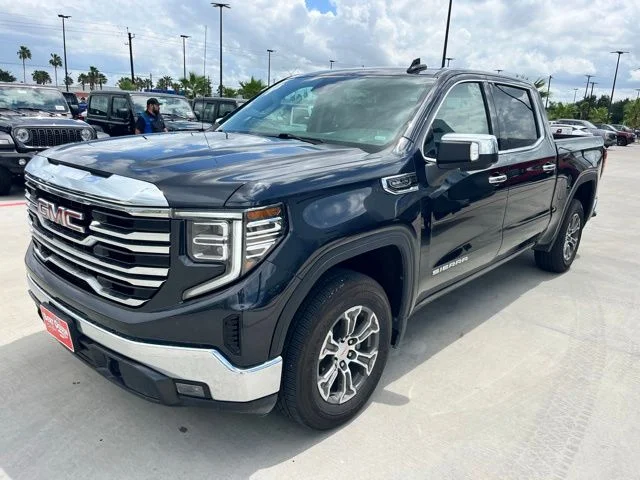 Used 2025 Silver GMC SLT image 3