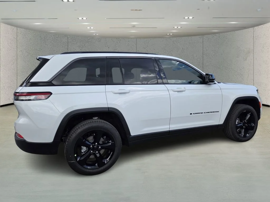 New 2026 Bright White Clear-Coat Exterior Paint Jeep Limited image 4