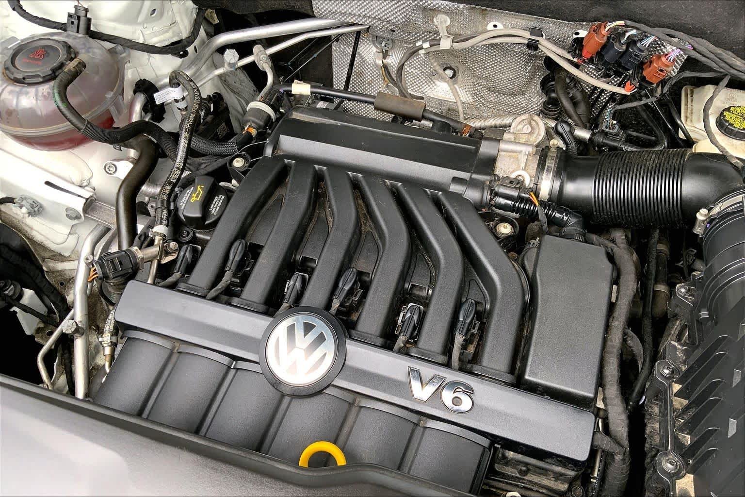 Used 2023 Pure White Volkswagen 3.6L V6 SE w/Technology image 33