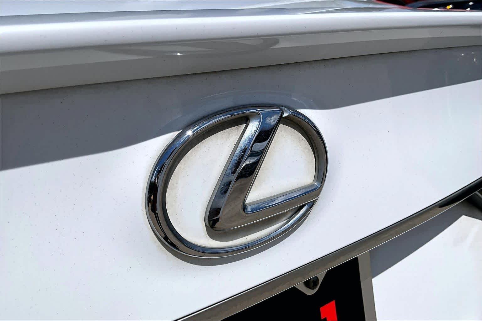 Used 2016 Ultra White Lexus F Sport image 31