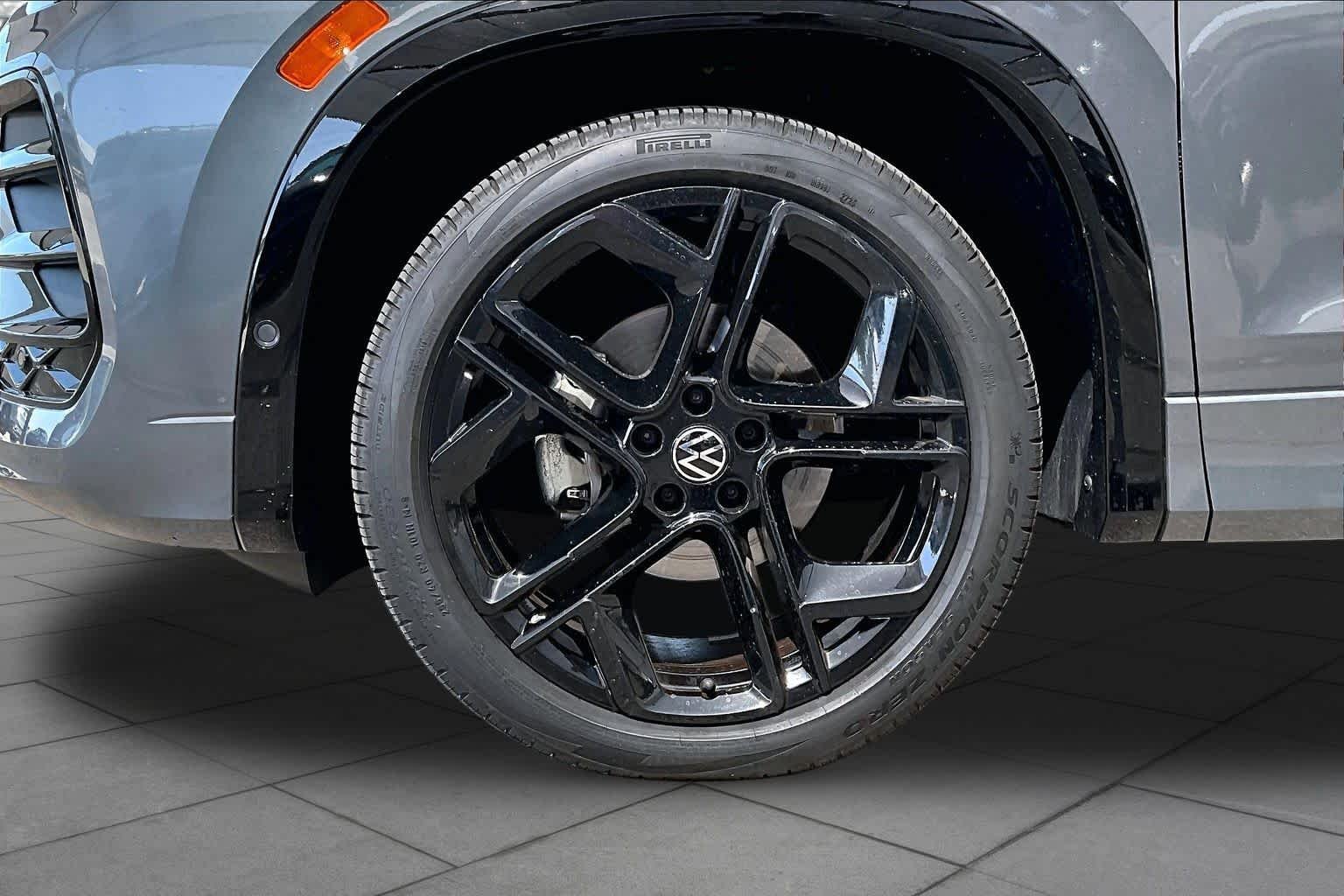 Used 2025 Platinum Gray Metallic Volkswagen SE R-Line Black image 11