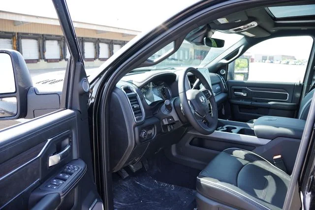 New 2026 Diamond Black Crystal Pearl-Coat Exterior Paint RAM Laramie image 12