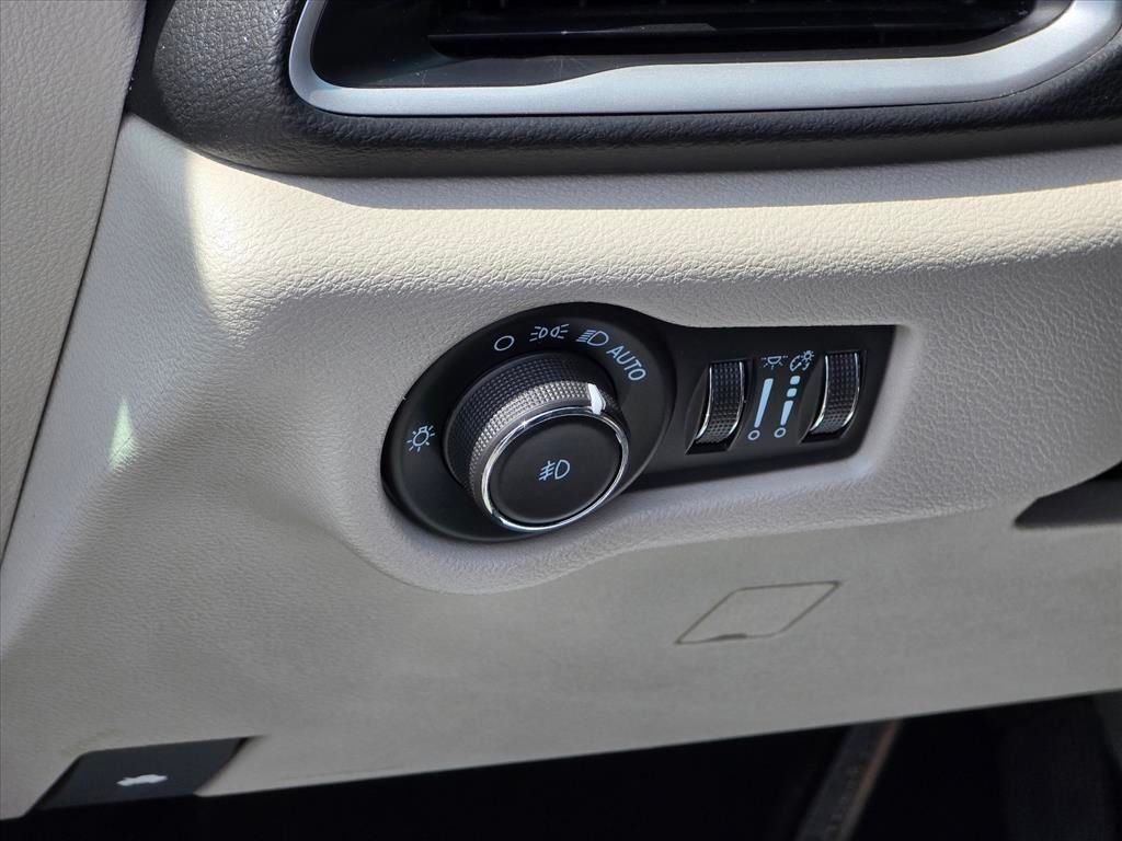 Used 2023 Black Chrysler Touring L image 8