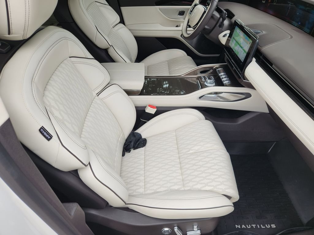 Used 2024 White Platinum Clearcoat Metallic Lincoln Black Label image 14