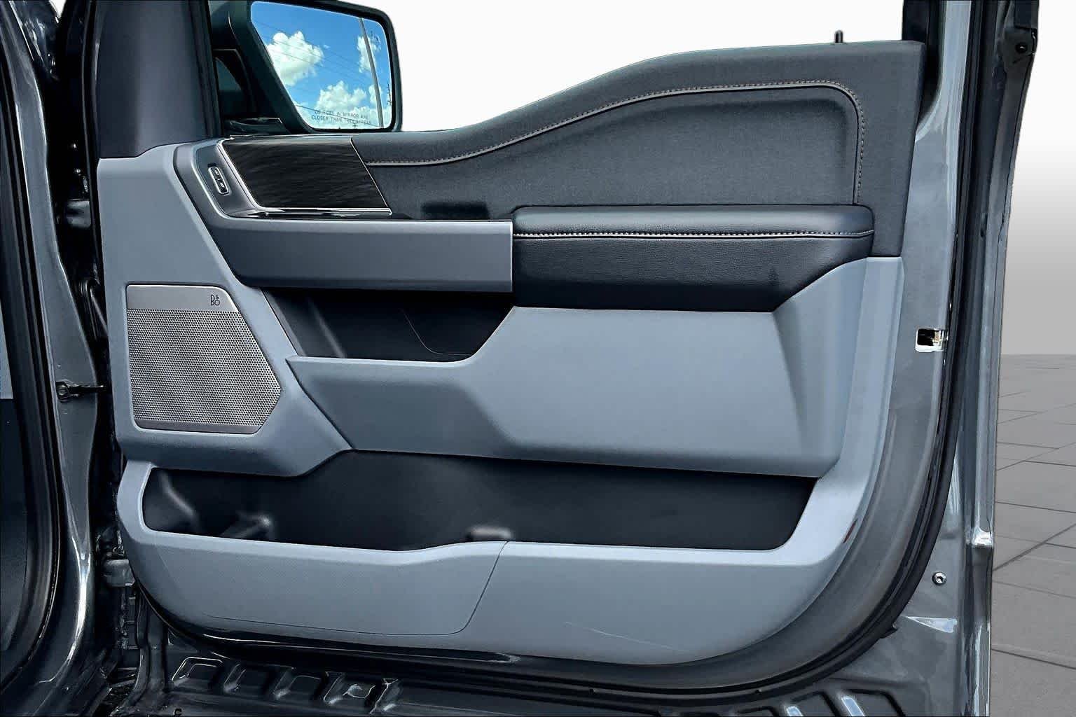 Used 2025 Carbonized Gray Metallic Ford LARIAT image 39