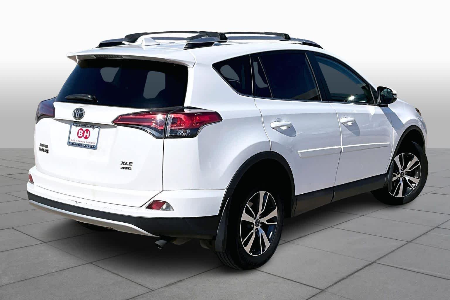 Used 2016 Super White Toyota XLE image 13