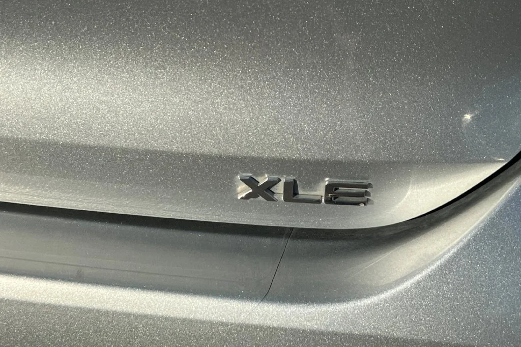 Used 2021 Silver Toyota XLE image 9