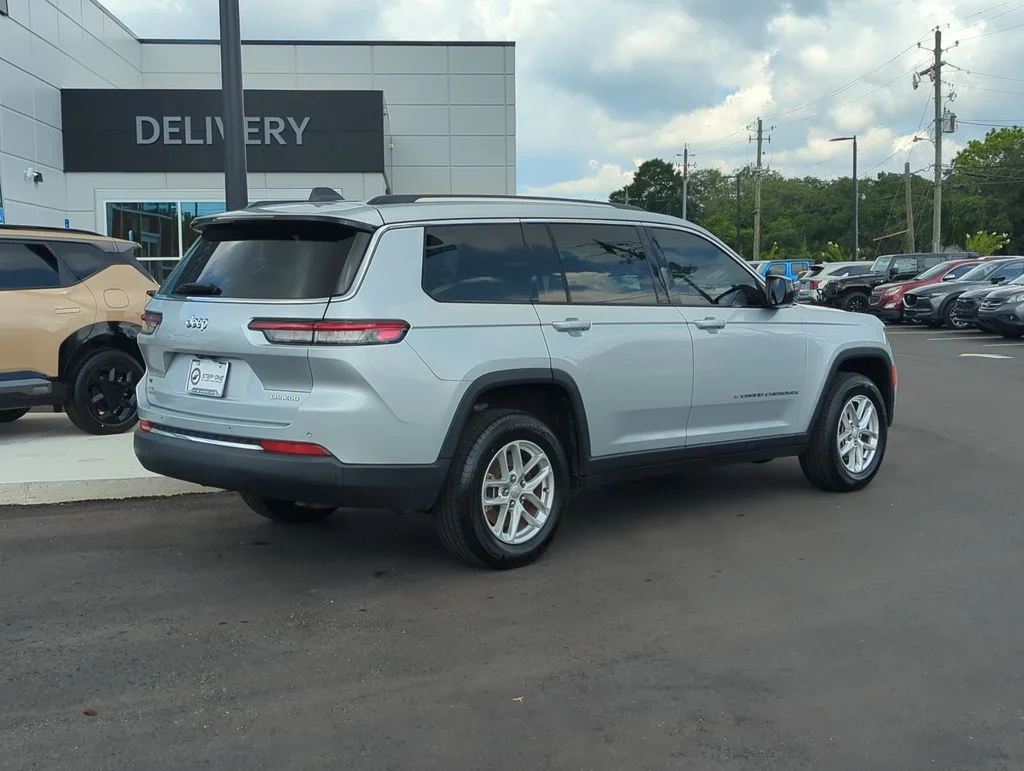 Used 2022 Silver Jeep Laredo image 7