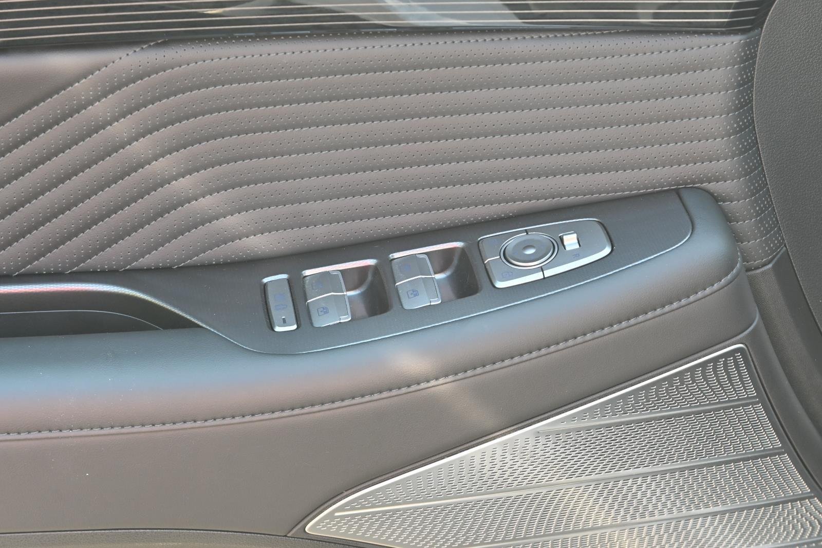 Used 2025 White Hyundai Calligraphy Night Edition image 15