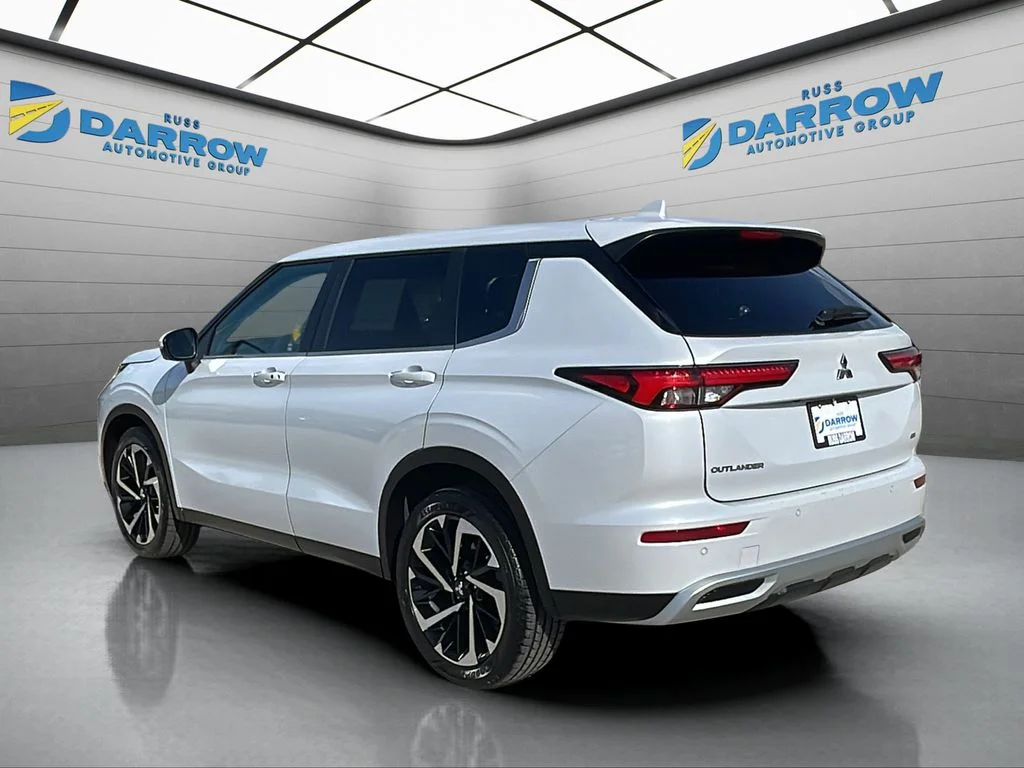 Used 2024 Silver Mitsubishi SE image 3