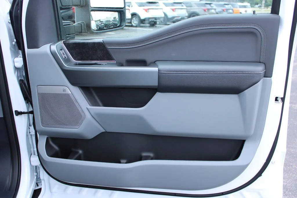 New 2027 Oxford White Ford F-350® XLT image 40
