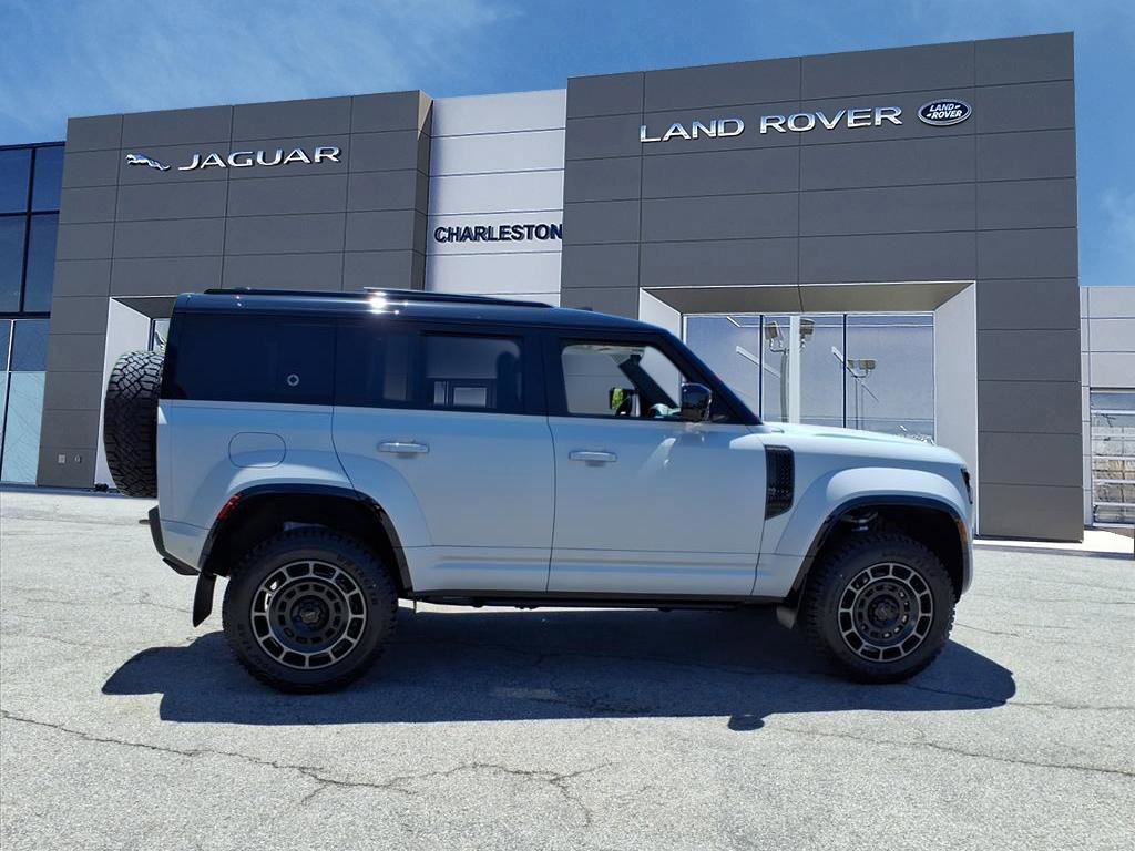 New 2026 Borasco Grey Metallic Land Rover OCTA image 6