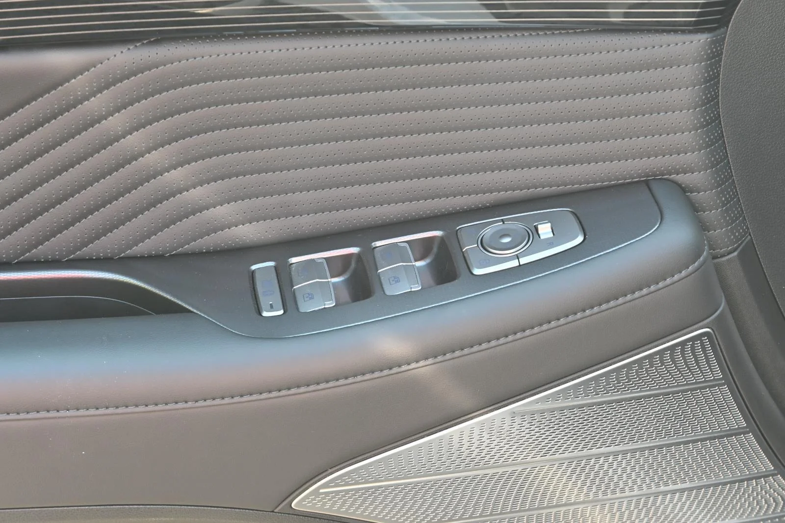 Used 2025 White Hyundai Calligraphy Night Edition image 15