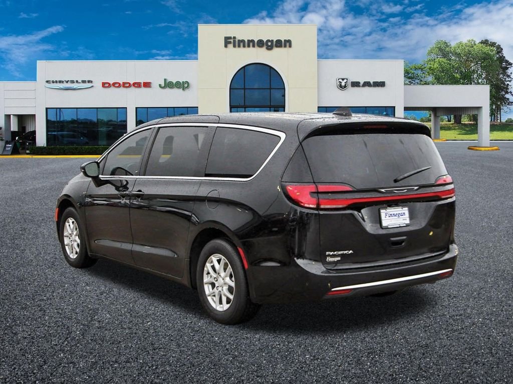 New 2027 Diamond Black Crystal Pearl-Coat Exterior Paint Chrysler Select image 4