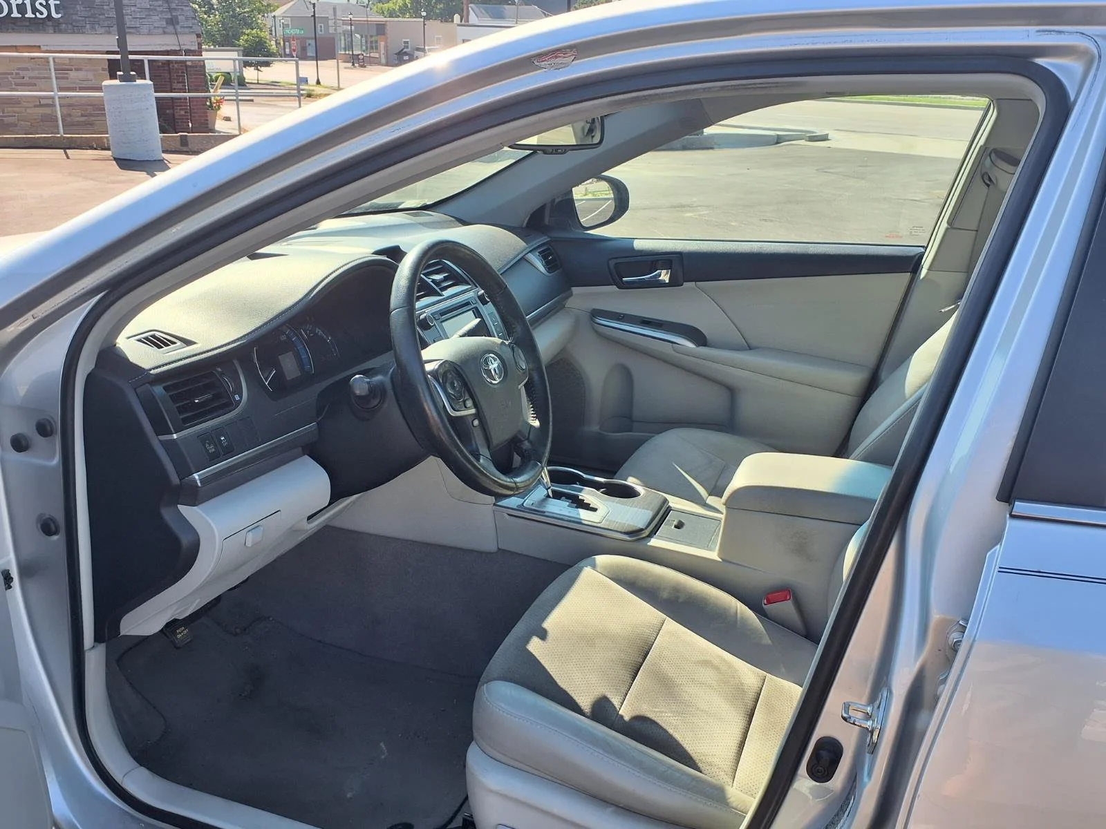 Used 2013 Classic Silver Metallic Toyota XLE image 20