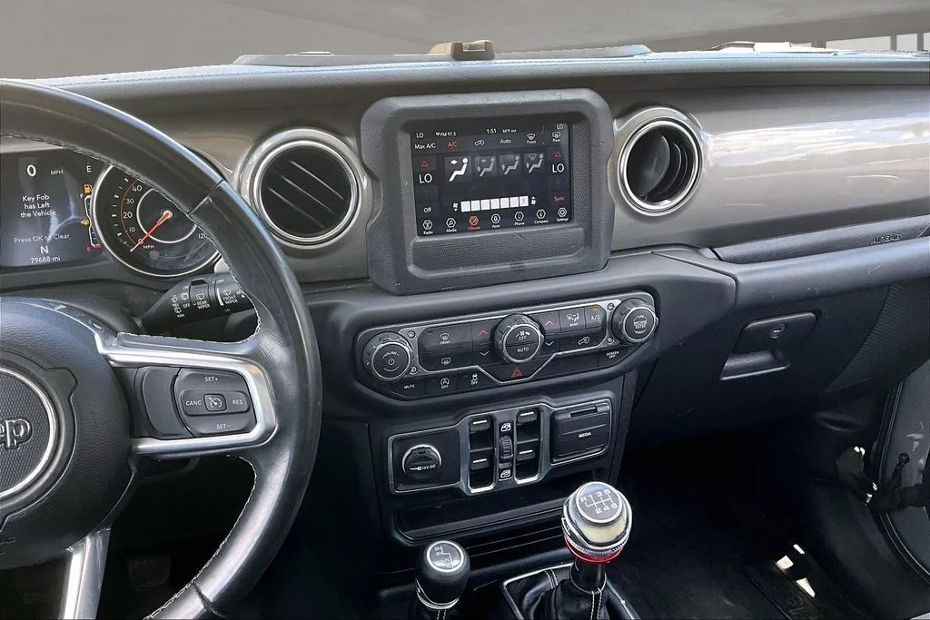 Used 2019 Silver Jeep Unlimited Sahara image 9