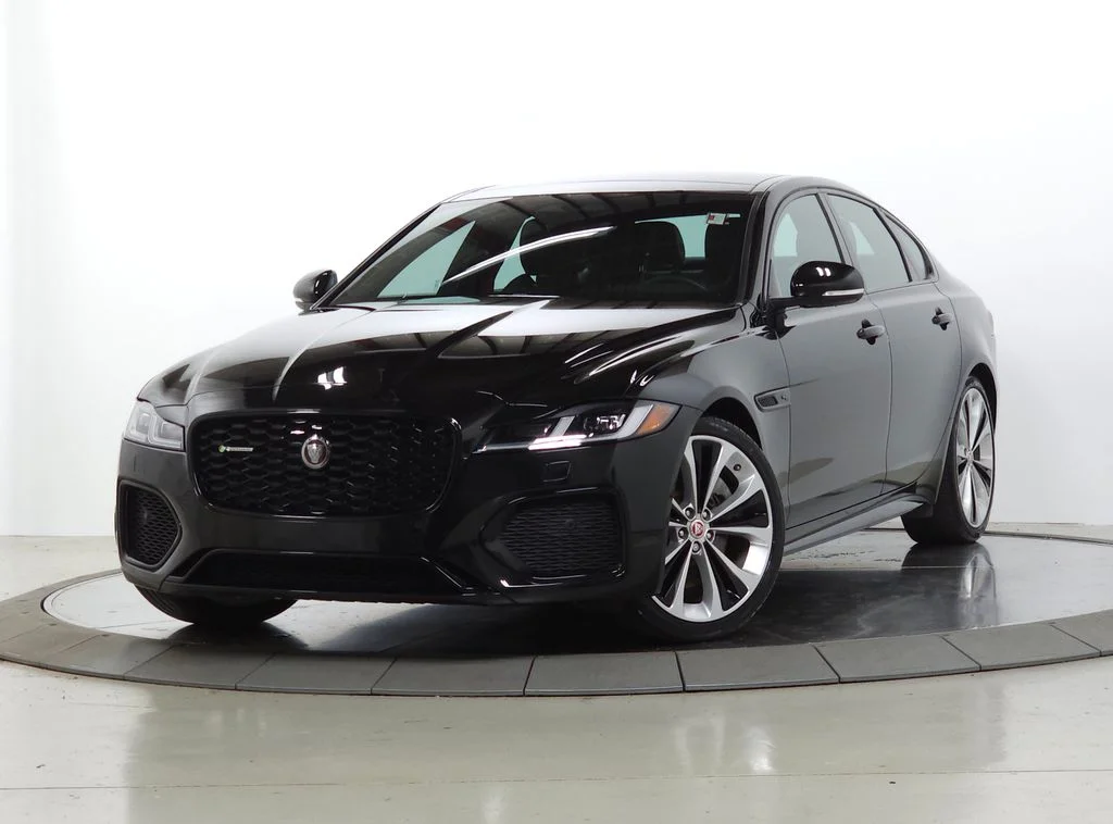 Used 2022  Jaguar R-Dynamic SE image 1