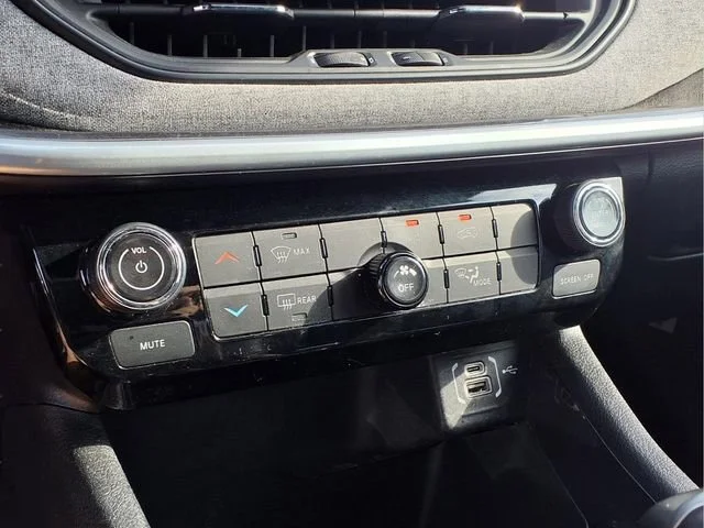 Used 2024  Jeep Latitude image 8