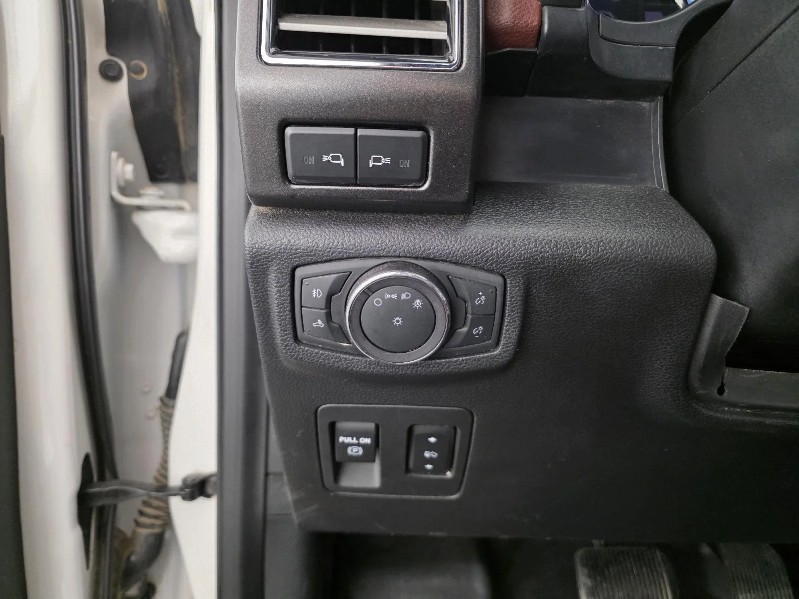 Used 2019 White Platinum Metallic Tri-Coat Ford Platinum image 30
