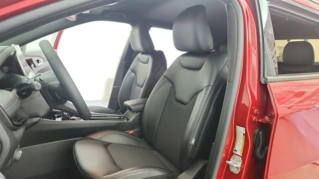 New 2026 Red Hot Pearlcoat Jeep Latitude image 17