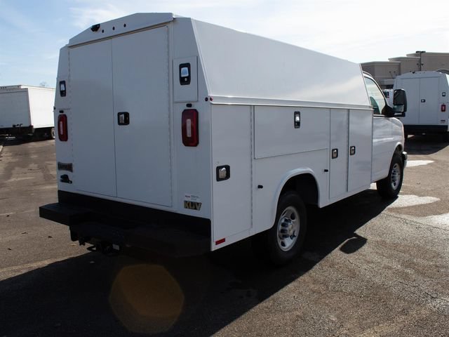 New 2025 Summit White Chevrolet 1WT image 3