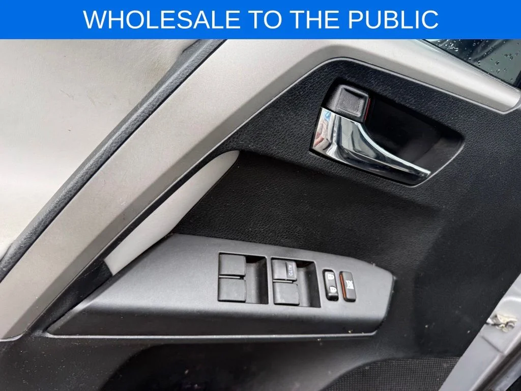Used 2018 Silver Toyota XLE image 6
