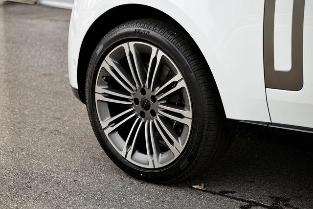 New 2026 Fuji White Land Rover SE image 5
