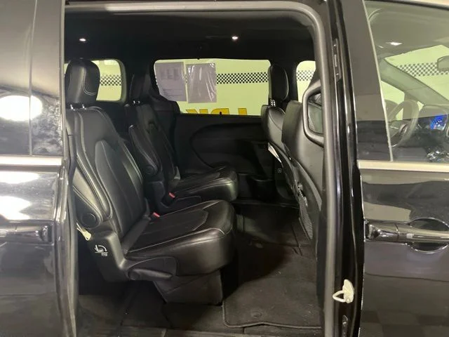 Used 2025 Diamond Black Chrysler Select image 30
