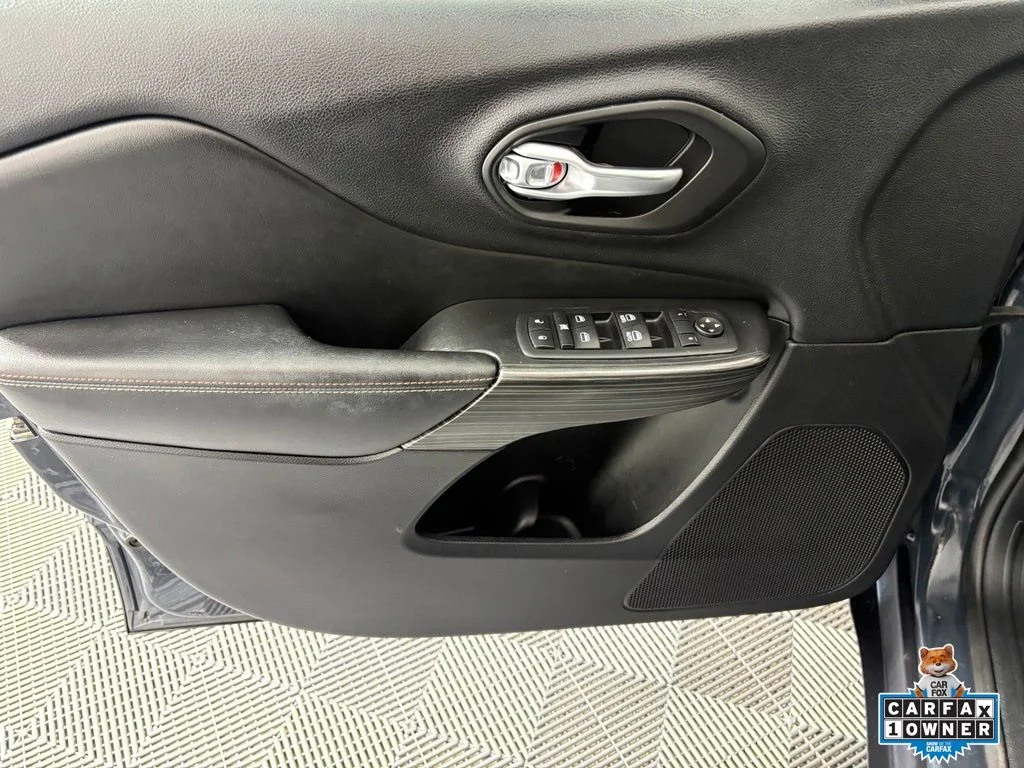 Used 2017 Black Jeep Latitude image 15