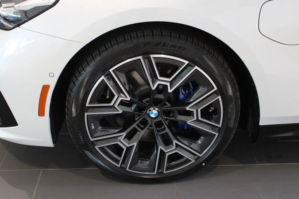 New 2026 Mineral White Metallic BMW 550e xDrive image 26