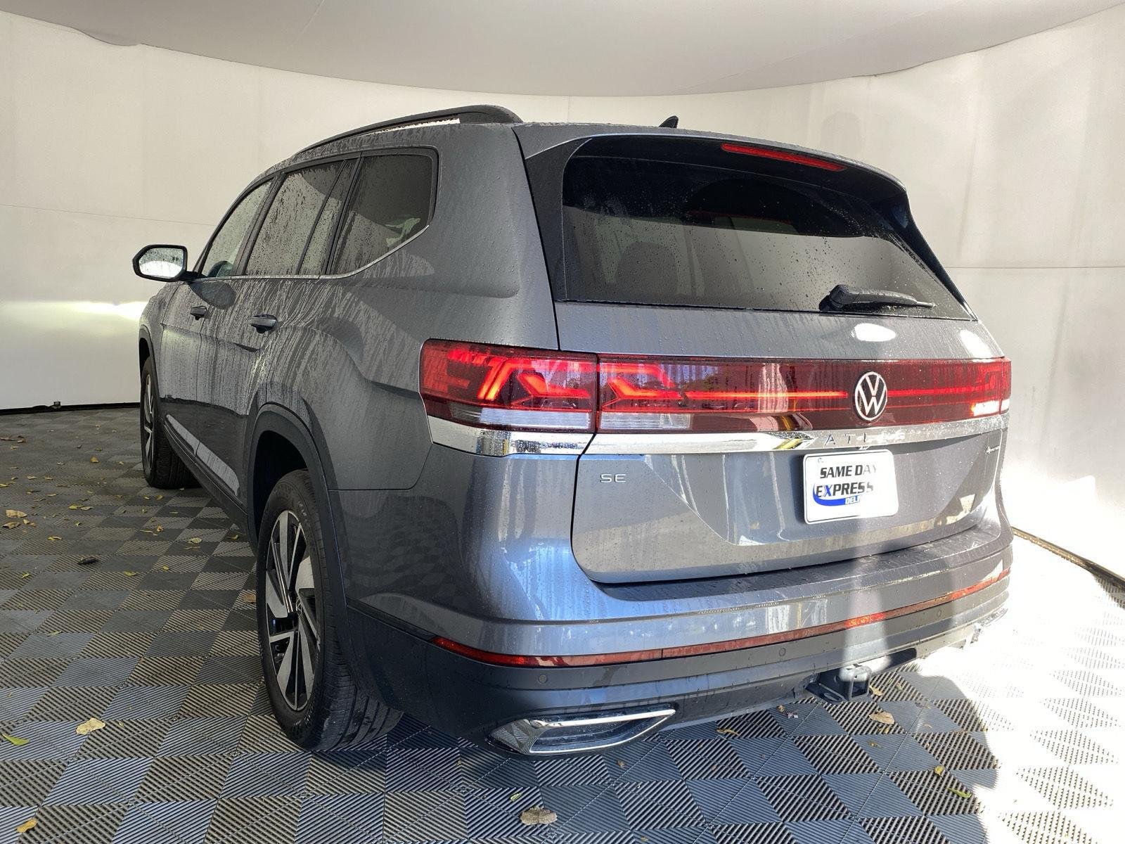 Used 2025  Volkswagen 2.0T SE w/Technology image 14