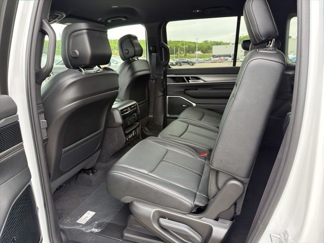 New 2026 Bright White Clear-Coat Exterior Paint Jeep Limited Altitude image 7