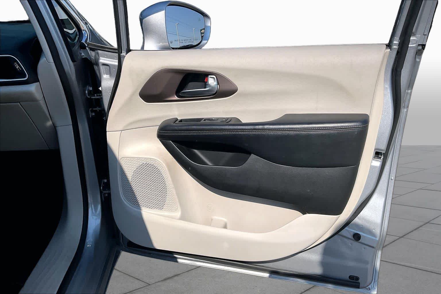 Used 2019 Billet Silver Metallic Clearcoat Chrysler Touring Plus image 21