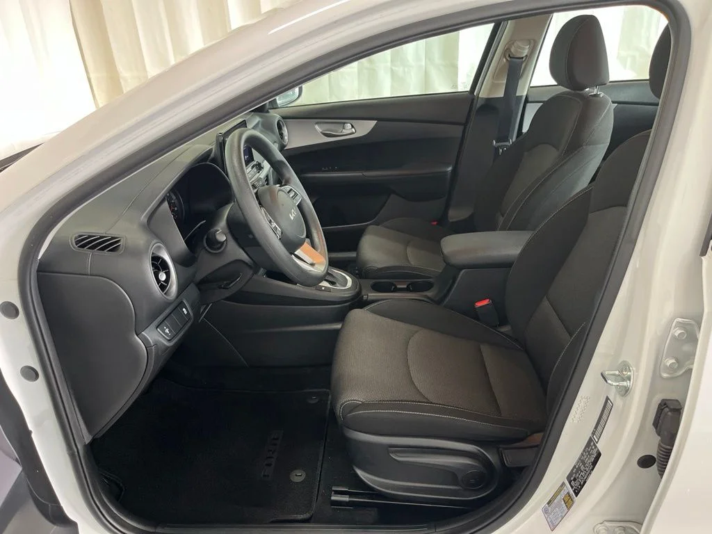 Used 2023 White Kia LXS image 3