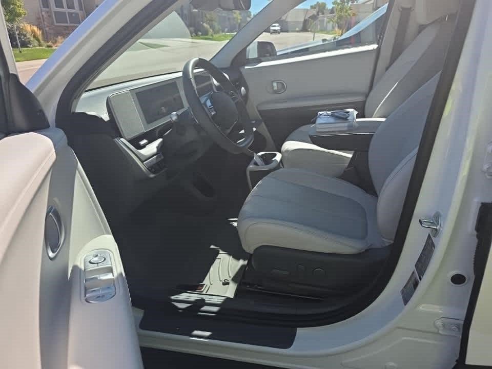 Certified Used 2023 Atlas White Hyundai SEL image 2