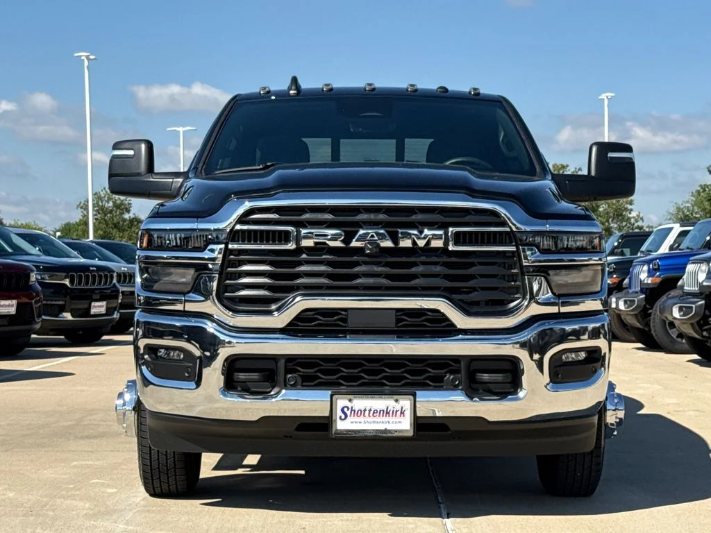 New 2026 Diamond Black Crystal Pearl-Coat Exterior Paint RAM Tradesman image 2