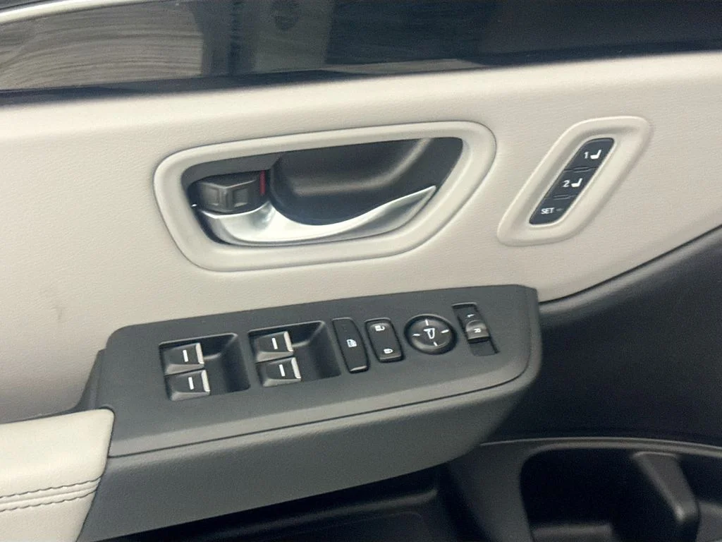 Used 2025  Honda EX-L image 17